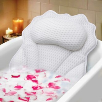Oreiller de bain blanc avec pétales de rose.