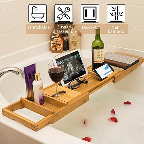 Plateau de baignoire avec vin, tablette et livres.
