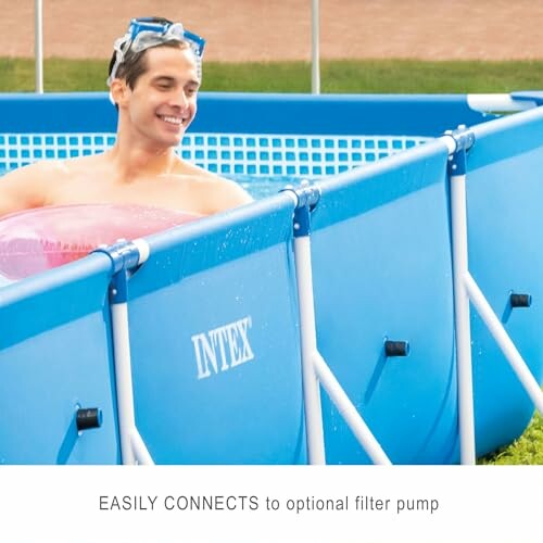 Homme souriant dans une piscine Intex.