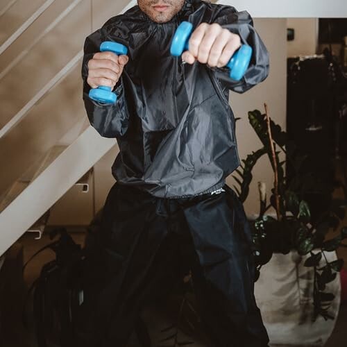 Homme s'exerçant avec des haltères.