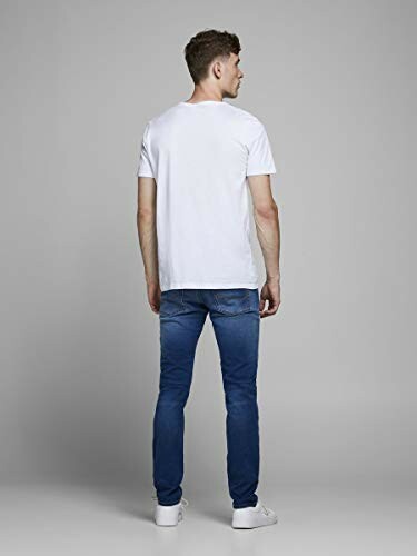 Homme en t-shirt blanc et jeans bleu, vu de dos.