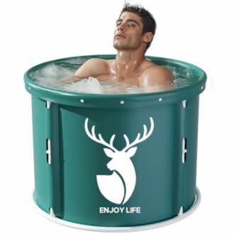 Homme se relaxant dans une baignoire portable verte.