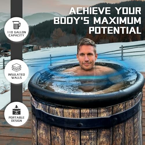 Homme dans un bain chaud portable à l'extérieur avec montagnes en arrière-plan.
