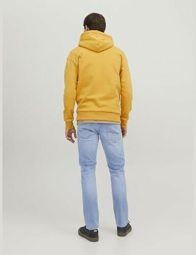 Homme portant un sweat à capuche jaune vu de dos.