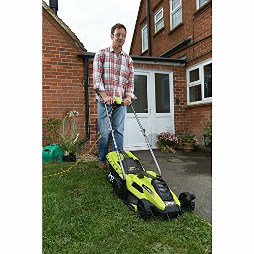 Homme tondant la pelouse avec une tondeuse électrique.