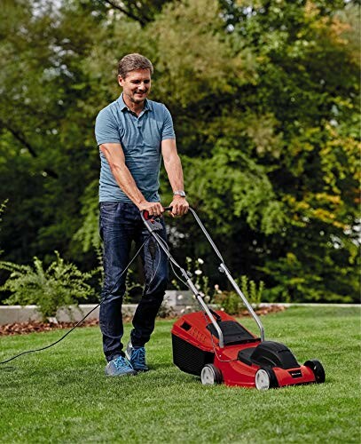 Homme utilisant une tondeuse à gazon dans un jardin