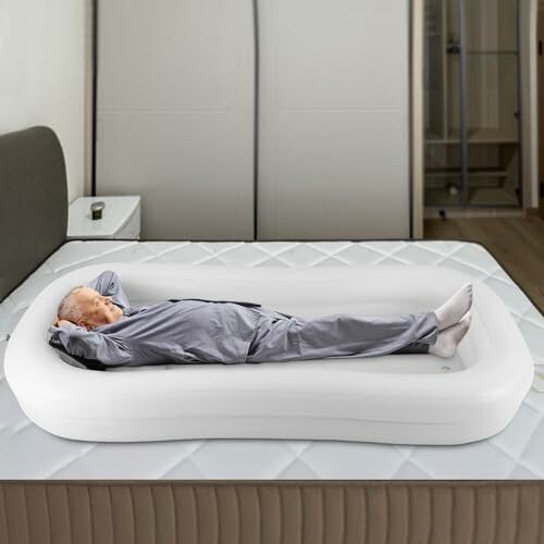 Homme allongé sur un lit gonflable dans une chambre.