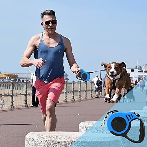 Homme courant avec un chien en laisse sur une promenade.