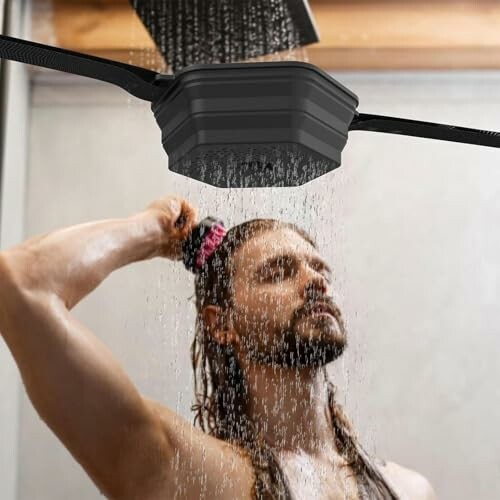 Homme sous une douche à effet pluie.
