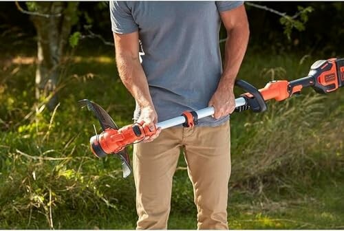 Homme utilisant un outil de jardinage dans un jardin