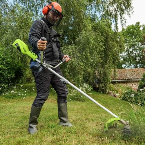 Homme utilisant une débroussailleuse dans un jardin.