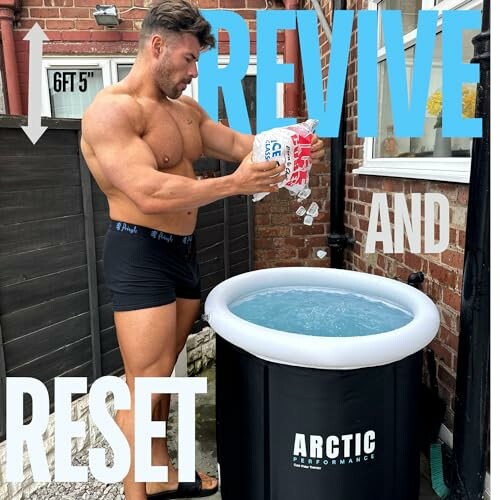 Homme ajoutant de la glace à un bain froid