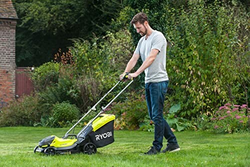 Homme utilisant une tondeuse à gazon Ryobi dans le jardin.