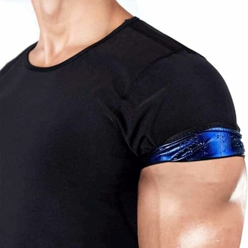 Homme portant un t-shirt noir avec bande bleue sur le bras.