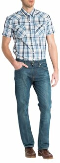 Homme portant une chemise à carreaux et un jean.