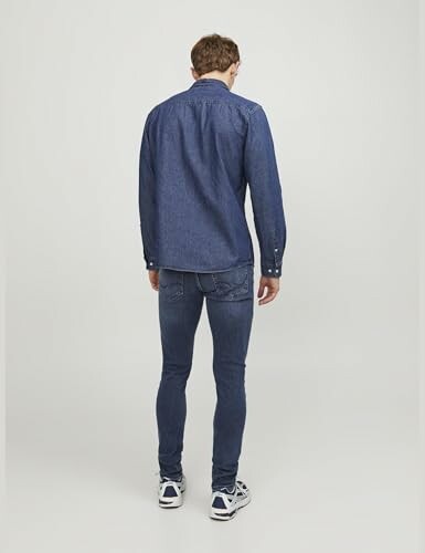 Homme en tenue en jean, vu de dos