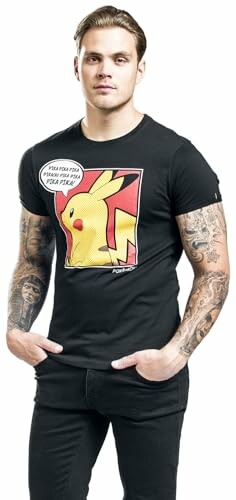 Homme portant un t-shirt Pikachu.