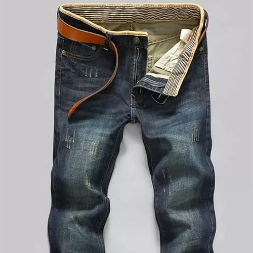 Jeans bleus pour hommes avec ceinture en cuir marron.