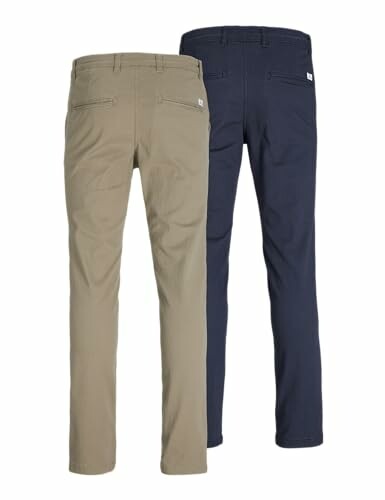 Deux pantalons chinos, un beige et un bleu marine, vus de dos.