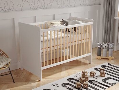 Lit bébé moderne dans une chambre décorée