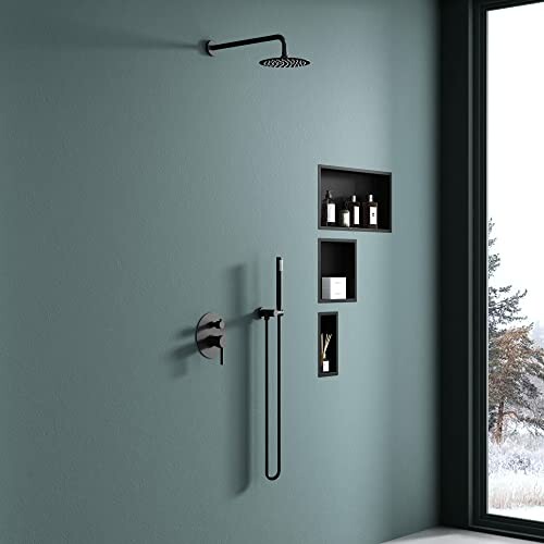 Douche moderne avec mur vert et étagères encastrées.