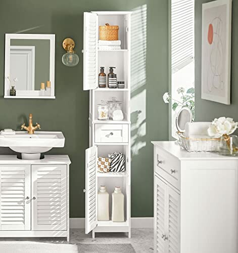 Salle de bain moderne avec armoire de rangement blanche et mur vert.