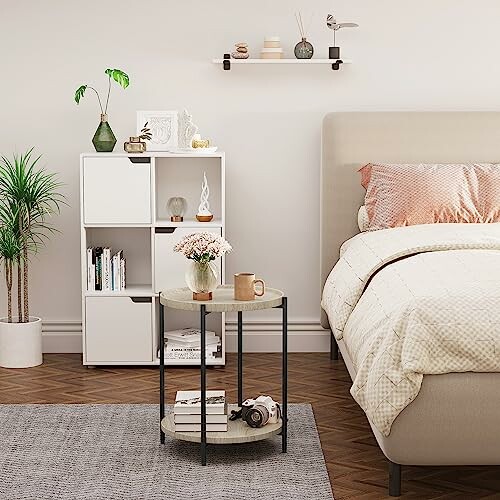 Chambre moderne avec étagère blanche et table de chevet.