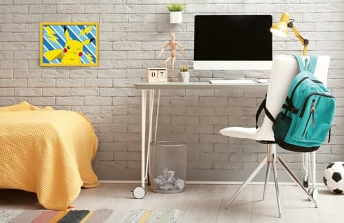 Chambre moderne avec espace de travail et décor Pikachu.