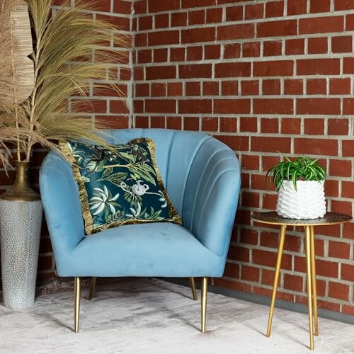 Fauteuil bleu avec coussin et table d'appoint