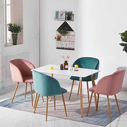 Salle à manger moderne avec des chaises colorées autour d'une table blanche