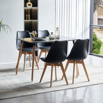 Salle à manger moderne avec table et chaises noires.