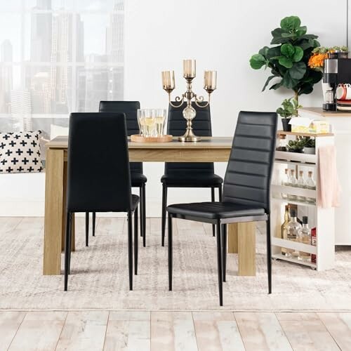 Salle à manger moderne avec table en bois et chaises noires.