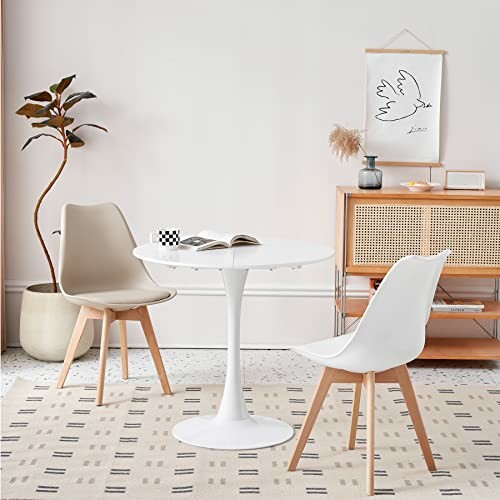 Salle à manger moderne avec table ronde et chaises élégantes.