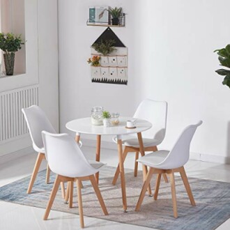 Salle à manger moderne avec table ronde et chaises blanches.