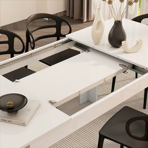 Table à manger moderne avec chaises noires et décor élégant.