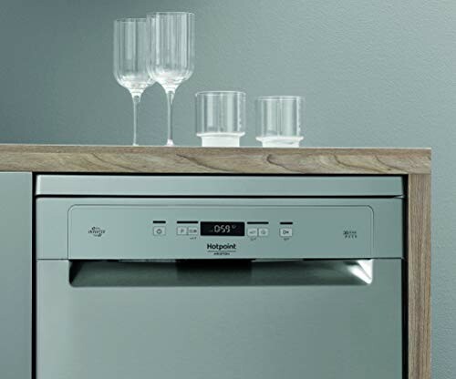 Lave-vaisselle moderne avec des verres à vin et à eau sur le dessus.