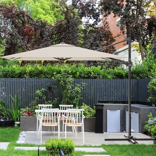 Parasol moderne dans un jardin avec table et chaises blanches.