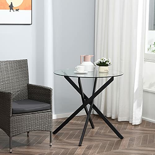 Table en verre moderne avec chaise en rotin.