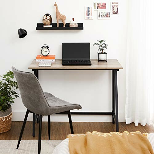 Bureau moderne avec ordinateur portable et chaise grise