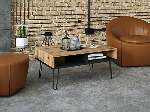 Salon moderne avec table basse en bois et fauteuils en cuir.