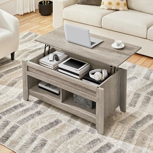 Table basse moderne avec plateau relevable, ordinateur portable et tasses