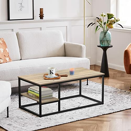 Table basse en bois et métal dans un salon moderne avec canapé et vase.