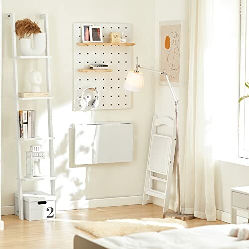 Chambre moderne et minimaliste avec étagère et lampe.