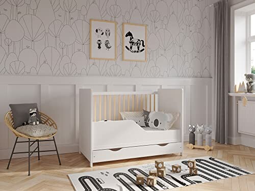 Chambre de bébé moderne avec lit blanc et décorations grises.