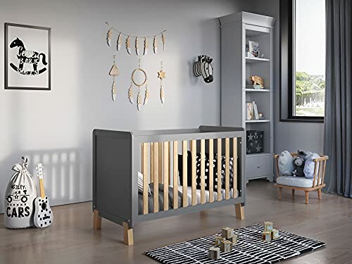 Chambre de bébé moderne avec lit gris et décorations murales.