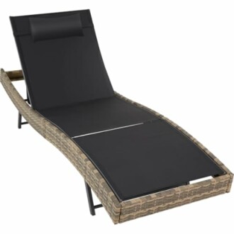 Chaise longue moderne pour l'extérieur avec coussin noir.