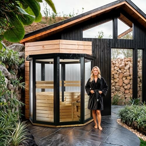 Femme debout près d'un sauna moderne en plein air.