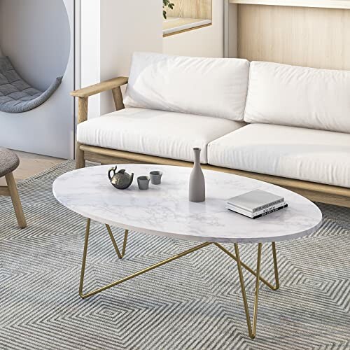 Table basse ovale en marbre avec décoration minimaliste.