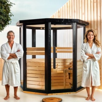 Deux personnes en peignoirs devant un sauna moderne.