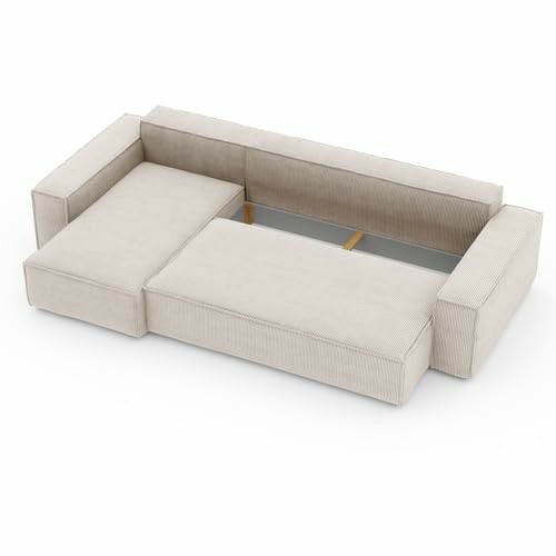 Canapé sectionnel moderne en tissu beige.